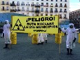 Activistas de Greenpeace llevan bidones “radiactivos” a la Puerta del Sol para advertir sobre los riesgos de transportar residuos nucleares