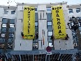Escaladores de Greenpeace despliegan dos pancartas en el Consejo de Seguridad Nuclear contra la reapertura de Garoña
