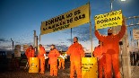 Activistas de Greenpeace comienzan a paralizar las obras de Gas Natural Fenosa en Doñana por sus daños a este Espacio Protegido 