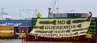 Activistas de Greenpeace protestan contra la exportación ilegal de armas en el puerto de Bilbao