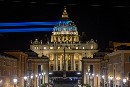 Greenpeace proyecta en la Basílica de San Pedro el mensaje “La Tierra Primero” dirigido a Trump