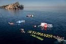 Objetos plásticos gigantes emergen del agua en el Mediterráneo