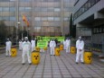 Greenpeace lleva “residuos nucleares” al Ministro de Industria, Miguel Sebastián