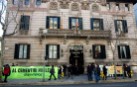 Greenpeace y Tanquem les Nuclears llevan “residuos radiactivos” a la delegación del Gobierno en Barcelona para rechazar el cementerio nuclear