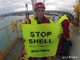 Activistas de Greenpeace impiden que zarpe el barco de perforación petrolífera de Shell