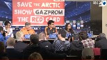 ACCIÓN/ Greenpeace despliega una pancarta en la rueda de prensa del Real Madrid en Copenhague para denunciar las operaciones de Gazprom en el Ártico
