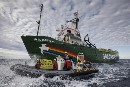 Las autoridades rusas abordan el barco de Greenpeace durante una protesta contra las prospecciones en el Ártico