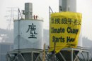 Activistas de Greenpeace China despliegan