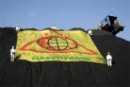 Activistas de Greenpeace detienen la descarga