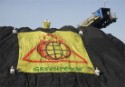 Activistas de Greenpeace detienen la descarga de carbón del C. Summit para denunciar las causas del cambio climático