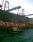 Activistas de Greenpeace detienen la descarga