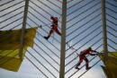 Activistas de Greenpeace descuelgan una pancarta de 400 metros en la ciudad de las Artes y las Ciencias donde comienza hoy la reunión del IPCC