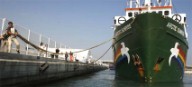El barco Arctic Sunrise sigue detenido en Tarragona tras la acción de ayer contra la descarga de carbón en el puerto