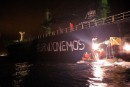 ACCIÓN.- Activistas de Greenpeace abordan el barco carbonero Windsor Adventure para señalar las causas del cambio climático