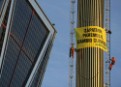 ACCIÓN/ Escaladores de Greenpeace se suben al obelisco de la Puerta de Europa en Madrid para pedir a Zapatero que actúe contra el cambio climático