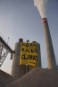 Greenpeace despliega una pancarta en la chimenea