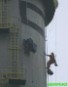 Un activista de Greenpeace descolgándose