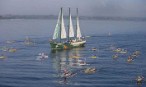 Una flotilla de 40 barcos pesqueros acompañan
