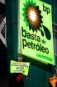 Acción/Activistas de Greenpeace sustituyen el logo de BP en su sede de Madrid por uno “teñido” de petróleo