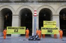 Activistas de Greenpeace han instalado frente