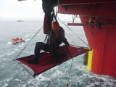 Los activistas de Greenpeace continúan con su acción de denuncia en una plataforma petrolífera en Groenlandia