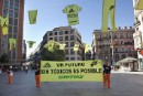 Activistas de Greenpeace cuelgan los "trapos sucios" de Nike y Adidas en la plaza de Callao de Madrid