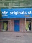 Activistas de Greenpeace redecoran los escaparates de Adidas