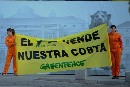 Greenpeace protesta en el Congreso para denunciar que el PP privatizará la costa española