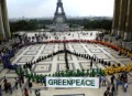  500 Voluntarios de Greenpeace conmemoran en París el 20 aniversario del hundimiento del Rainbow Warrior