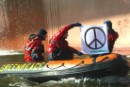 Activistas de Greenpeace despliegan una pancarta