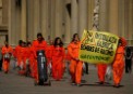Activistas de Greenpeace saliendo de la Plaza