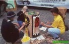 Niños construyendo un totem en Cites 2002