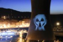 Greenpeace proyecta imágenes antinucleares en la central nuclear de Ascó