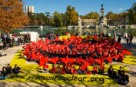 Más de 200 personas antinucleares forman el histórico logo del sol en el Parque del Retiro