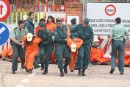 La Guardia Civil quitando a los activistas