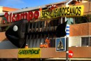 Activistas de Greenpeace han descolgado una