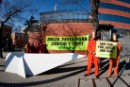 Activistas de Greenpeace reclaman en la embajada de Japón un juicio justo para Junichi y Toru