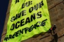 Activistas de Greenpeace se sube a la Torre