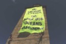Activistas de Greenpeace se sube a la Torre