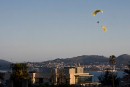 Greenpeace sobrevuela Vigo en paramotor para demandar a los Ministros de pesca que acaben con la sobrepesca
