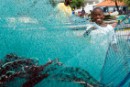 Niño ayudando a los pescadores