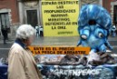 Activistas de Greenpeace frente al Ministerio