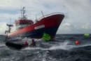 Activistas de Greenpeace se interponen ante un arrastrero francés para denunciar la destrucción de los océanos