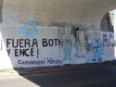 Pintadas de protesta en un muro en el municipio