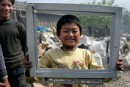 Un niño de la provincia de Henan sujeta lo