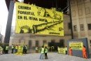 Acción de Greenpeace en el museo Reina Sofía contra la utilización de madera procedente de la destrucción de la Amazonía
