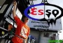 Activista de Greenpeace frente a una gasolinera