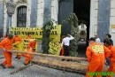 Activistas de Greenpeace entregan un tronco