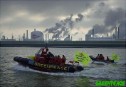 Activistas de Greenpeace llevan residuos
