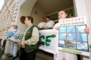 Activistas de Greenpeace piden ante la embajada